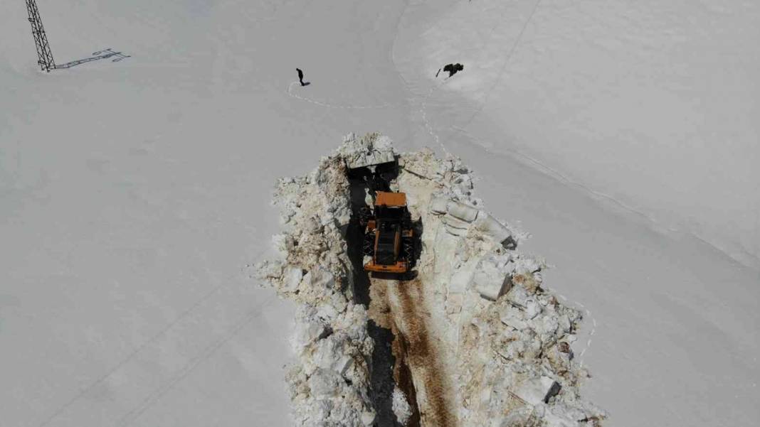 Bitlis'te '6 metrelik' karla amansız mücadele sürüyor: İş makineleri kayboldu 3